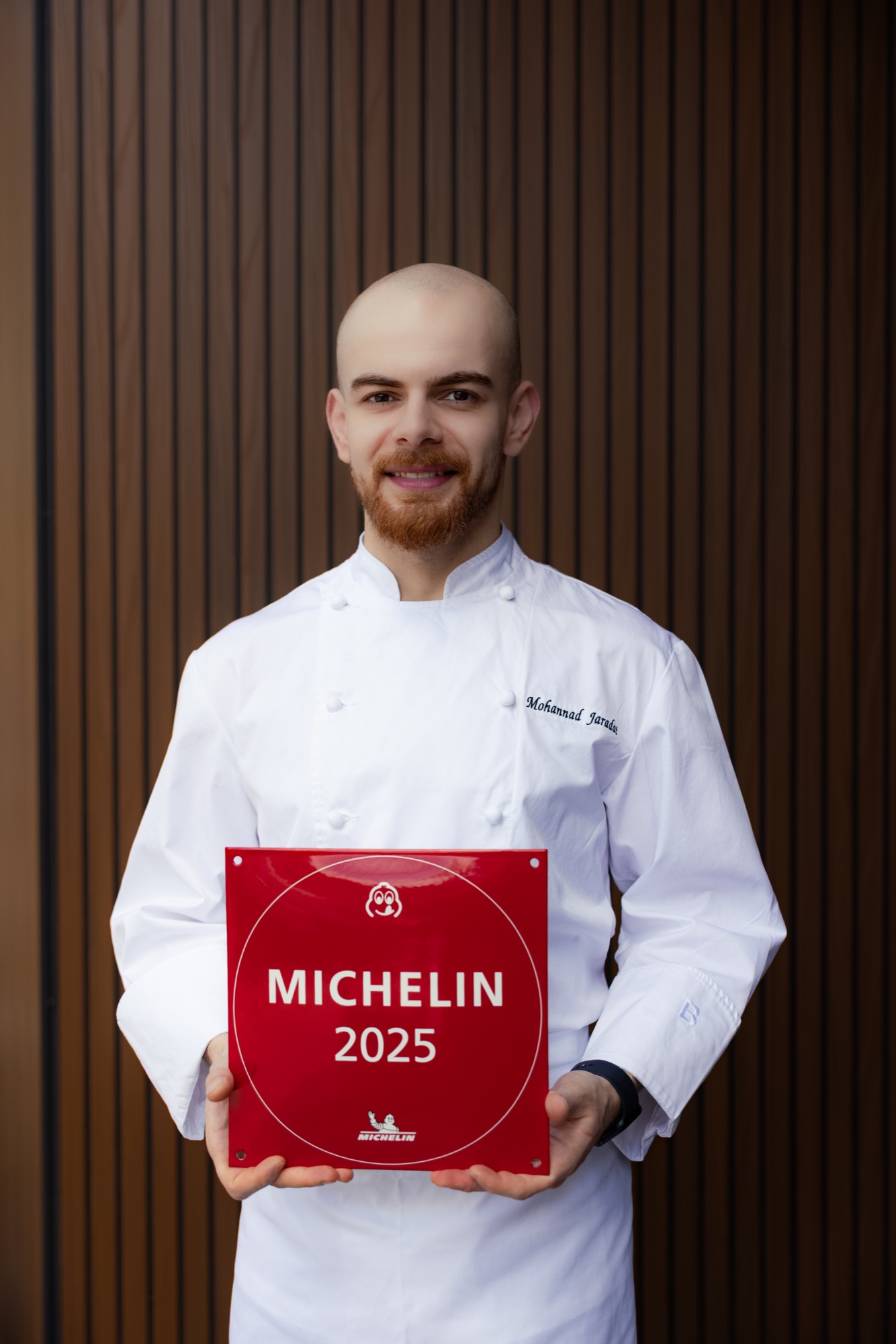 Chef Mohannad Jaradat holding the Michelin 2025 plaque